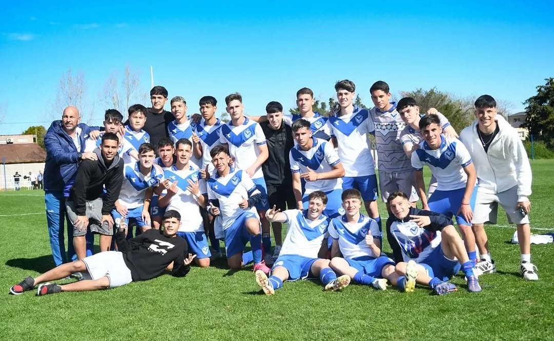 🇦🇷 Isaiah Teng (back row, third from left) and Velez Sarsfield's sixth team celebrated a 5-0 win over Ferro on Saturday.