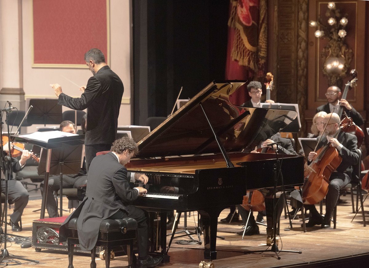 El pianista  GIUSEPPE ALBANESE  tocando RAVEL con la FILARMONICA, recièn, dirigiò el Mtro. DIEGO MARTIN ETXEBARRIA.-