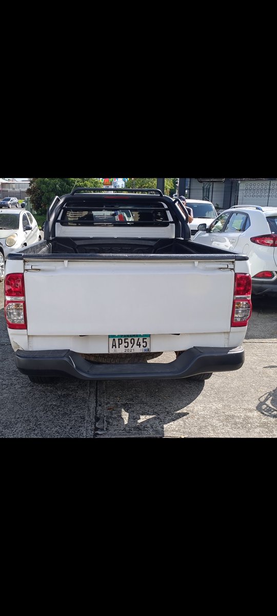 Este vehículo con personal de una empresa privada se estacionó en un área privada en el centro de la vía impidiendo que los vehículos que estaban bien estacionados pudiesen salir.  Dos personas irresponsables en este vehículo incluso nos amenazaron.  <a href="/ATTTPanama/">Autoridad del Tránsito</a> qué procede?