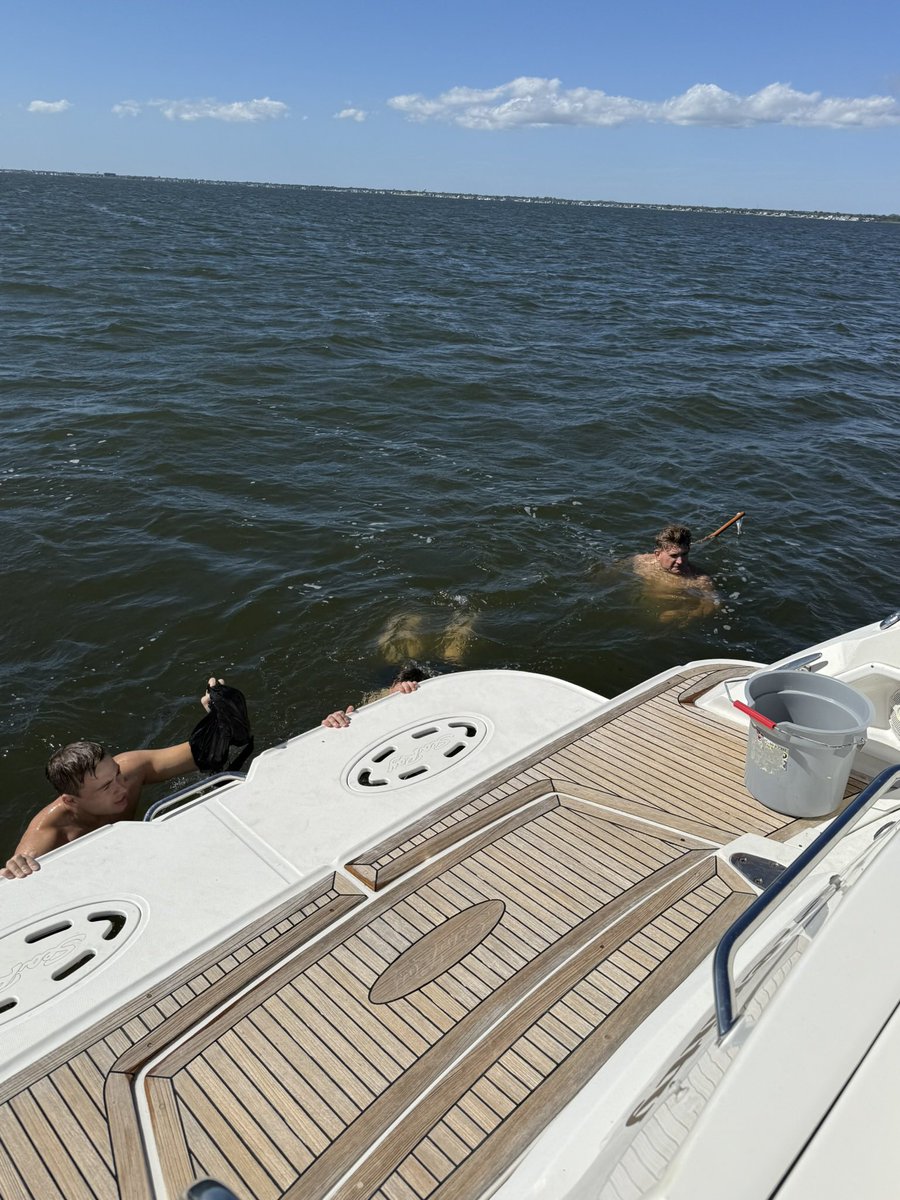 rickreplyguy's tweet image. Nice day clamming today in the Great South Bay, Long Island, NY, then clam bake! 😋
#endofsummer #LongIsland #GreatSouthBay #ClamBake