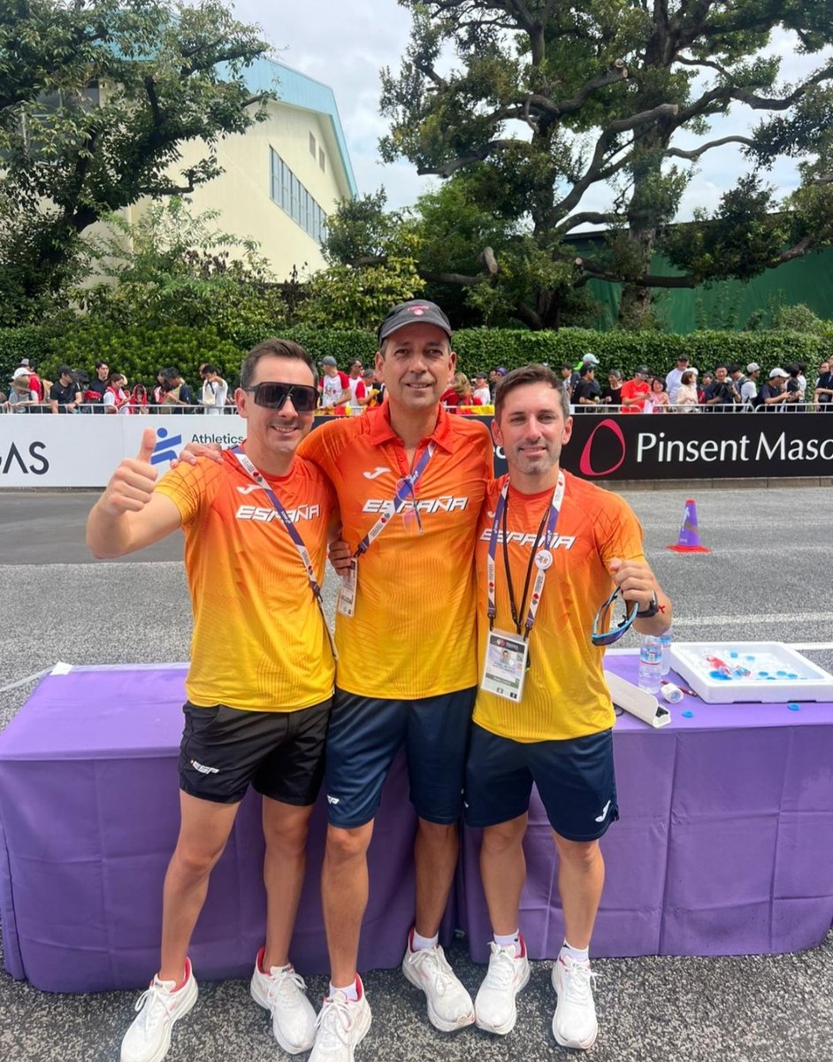 sabiowalk's tweet image. Ahora que en España estáis durmiendo vamos a poner esta foto 🥰
Equipo técnico de marcha en este Cto del mundo Tokio'25 🇯🇵