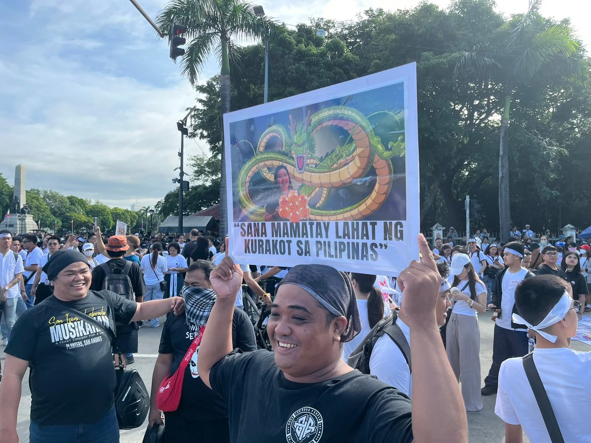 laughingsheena's tweet photo. IBALIK ANG KABAN NG BAYAN

#KurakotManagot 
#BahaSaLuneta
#TrillionPesoMarch

Photo Source: Inquirer https://t.co/JgROFYJyEh