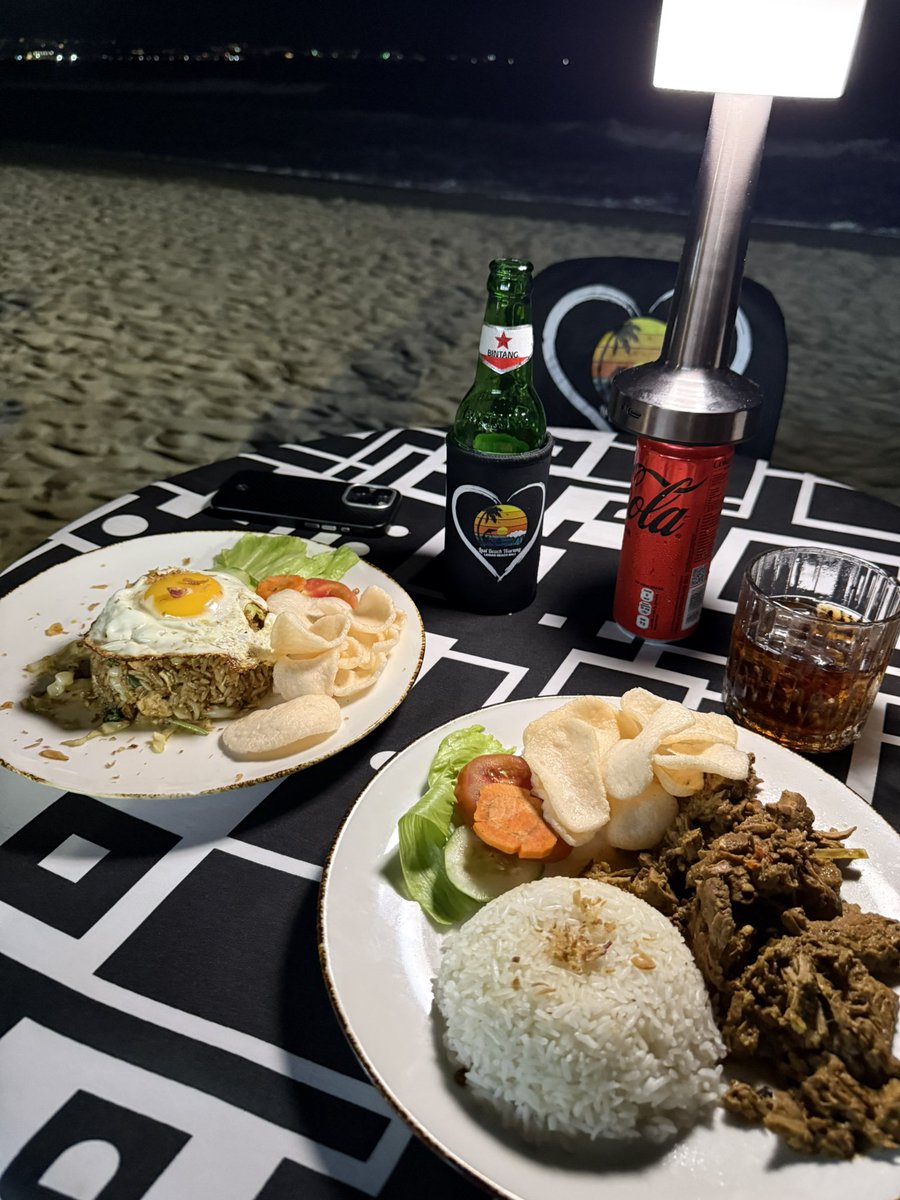 cloud_surfer72's tweet image. When things don’t go as planned but end up even better 😁, a mix up in meeting point meant discarding clubbing plans and having dinner by ourselves on the beach, with a splendid view of fireworks and landing aircraft 

#table42  #aboutlastnight