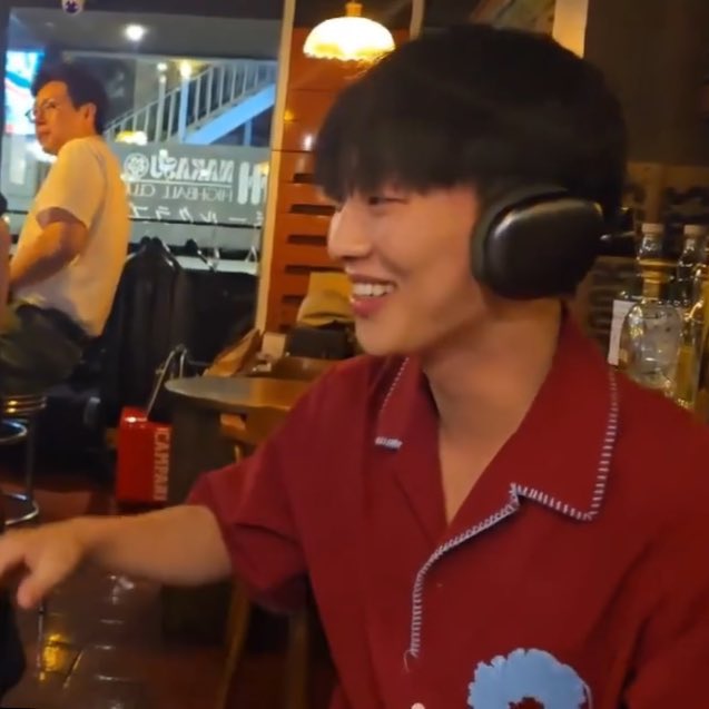 _kkyubinz's tweet image. have we ever considered he secretly listens to jihoon fart noises he recorded when he was eating jihoon out (and asked him to fart on him) in those gay ass headphones he has