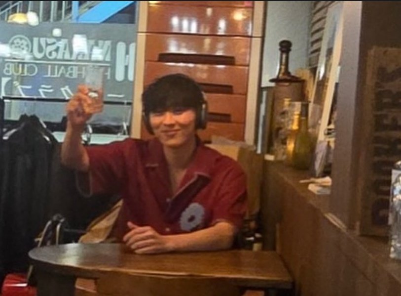 _kkyubinz's tweet image. have we ever considered he secretly listens to jihoon fart noises he recorded when he was eating jihoon out (and asked him to fart on him) in those gay ass headphones he has