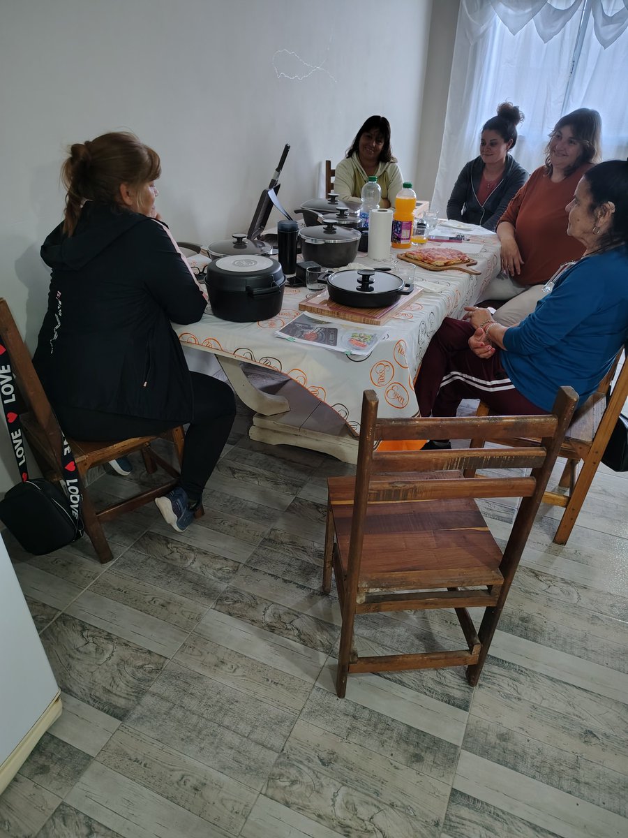 ferchuengler's tweet photo. Hoy fue la primera vez que me invitan a hacer una demo Essen en un hogar...
La demo fue un exito total
Te invito a que me invites a tu casa a pasar una tarde linda, de charlas,mates , risas y a qué conozcas las mejores cacerolas del mundo... porque no son solo ollas SON ESSEN.. https://t.co/LoZt7cxr6L
