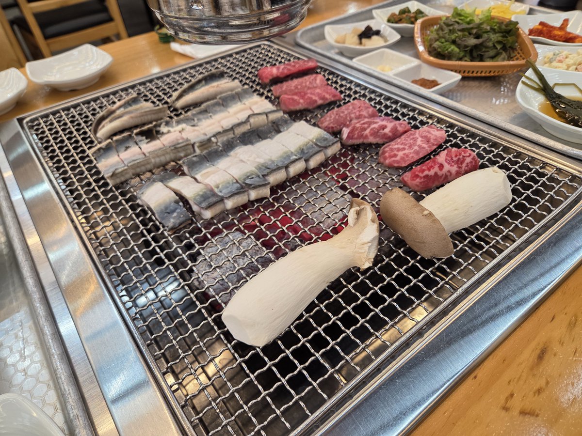 zzigle_diary's tweet image. [@irys_xyz 밋업 못 간 후기]

Irys 1차 밋업 때 좋은 기억이 있던 저는
한번더 한국에서 밋업이 열린다 해서 바로 신청을 했는데요

그날 회식이 잡혀버렸습니다....
소규모 회식이라 빠져나가기도 어려운 상황😭😭😭

안돼.... 저번처럼 분명 어마어마하고 귀여운 굿즈가 있을텐데

결국........…