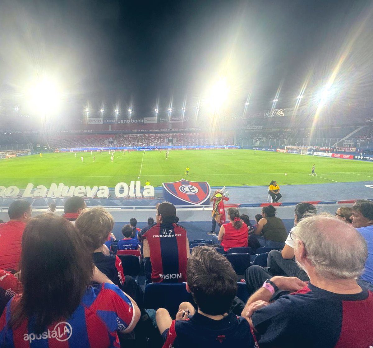Manteniendo viva la tradición: cada vez que viene familia, los llevamos a ver al Ciclón. Esta noche disfrutamos del 2-0 en La Olla. 💙❤️ #CerroPorteño