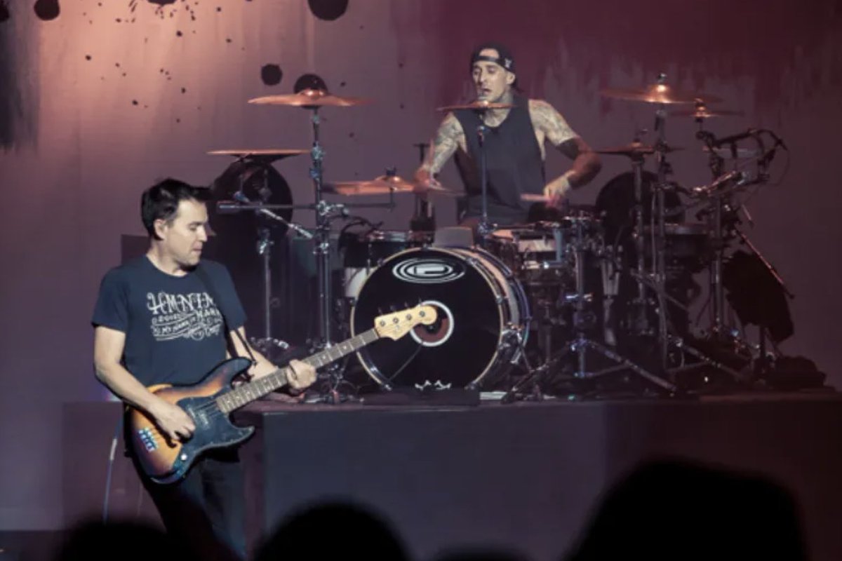 mxdwn's tweet image. .@blink182 Brings Out @matttskiba of @Alkaline_Trio to Perform "Bored to Death" &amp;amp; @StephenEgerton of @descendents For a Performance of "Hope" at @RiotFest 

music.mxdwn.com/2025/09/20/new…

#blink182 #mattskiba #stephenegerton #alkalinetrio #descendents