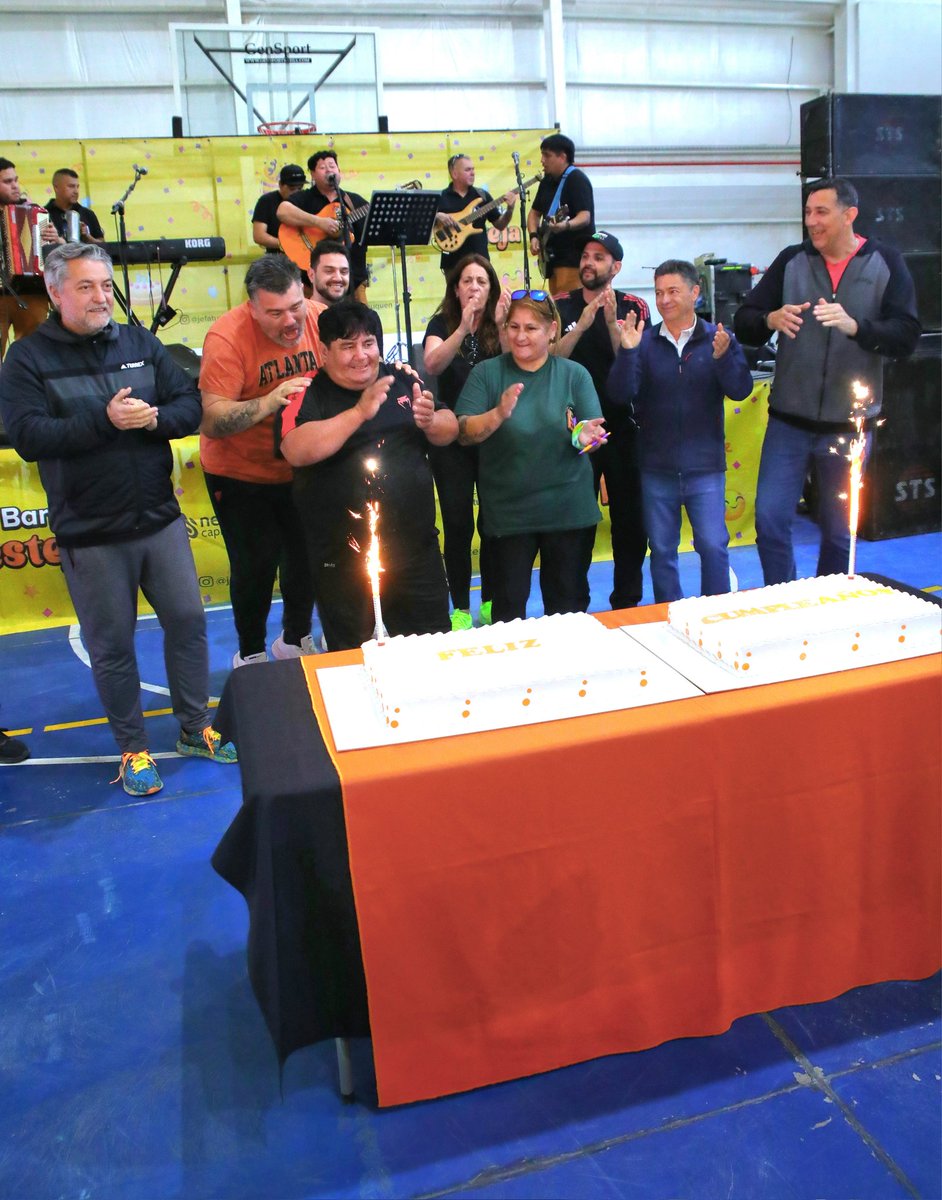 🎂 Feliz 43 añitos Barrio Parque Industrial les deseamos !
En familia disfrutamos la fiesta y el desafío de a #RodarPorElBarrio junto al Pony , el equipo vecinal y los equipos municipales !