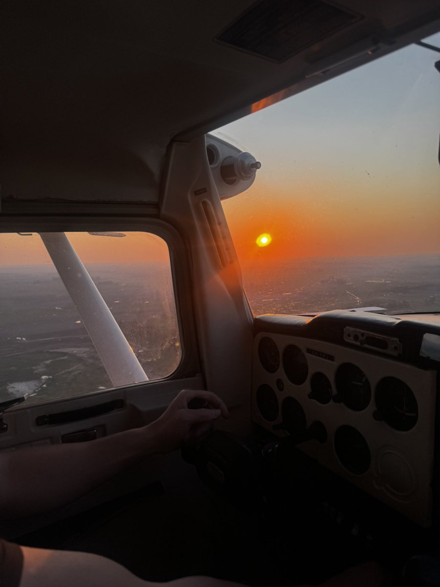 LucasCandioti1's tweet photo. Amigos de fintwit: 

Experimenten lo que es volar un avión. Hoy el curso de Piloto Privado sale ganga. https://t.co/w0Gw197QcN