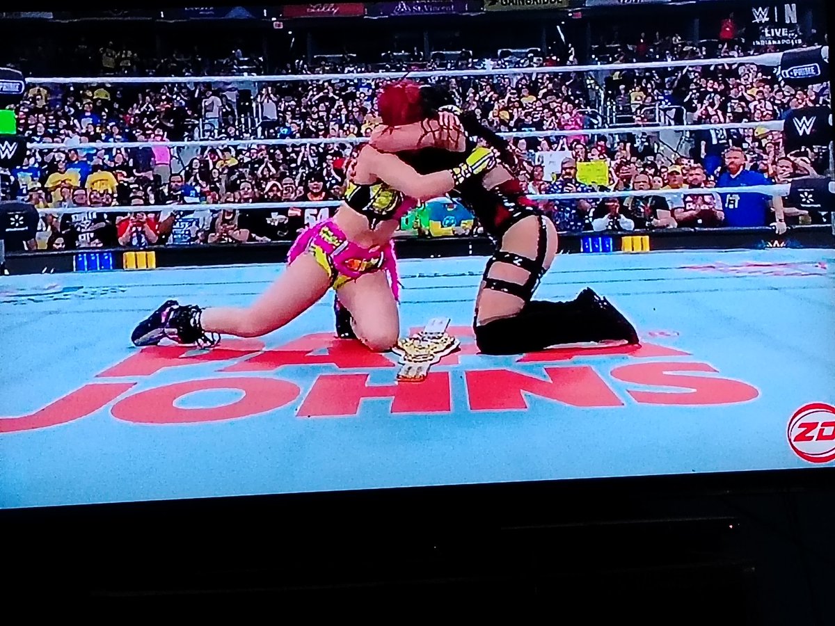 #WWE tenemos nueva campeona y es Sudamericana 😎☝️🇨🇱
Viva la Razaaaa... Grande <a href="/Steph_Vaquer/">Stephanie Vaquer</a> 🙌🇨🇱🎇