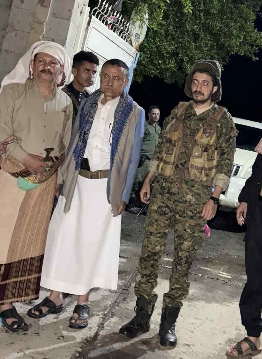 صادق احمد المخلافي نائب مدير الجوازات وصادق معيض ذراع حمود سعيد المخلافي في تعز قبل قليل قام بتسليم ابن اخية لؤي جسار المتهم الثاني في قضية قتل الشهيدة افتهان المشهري رحمة الله عليها شاهدوا قبح وأشكال مجرمي القرية والحزب  وخبر زلج
منقول