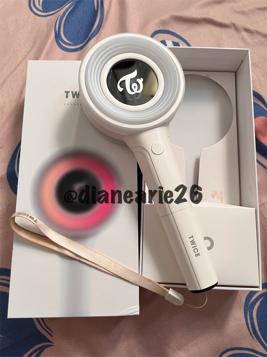 dianearie26's tweet photo. wts lfb ph twice this is for concert

TWICE CANDY BONG ♾️ OFFICIAL LIGHTSTICK
Php 2.3k
Location: Calamba / Lipa
Once used last RTB con
Legit sync during concert
Madumi lang ung lace strap from make up nung ginamit

#TWICE_THISISFOR_WORLD_TOUR https://t.co/LUnl6yzDe0