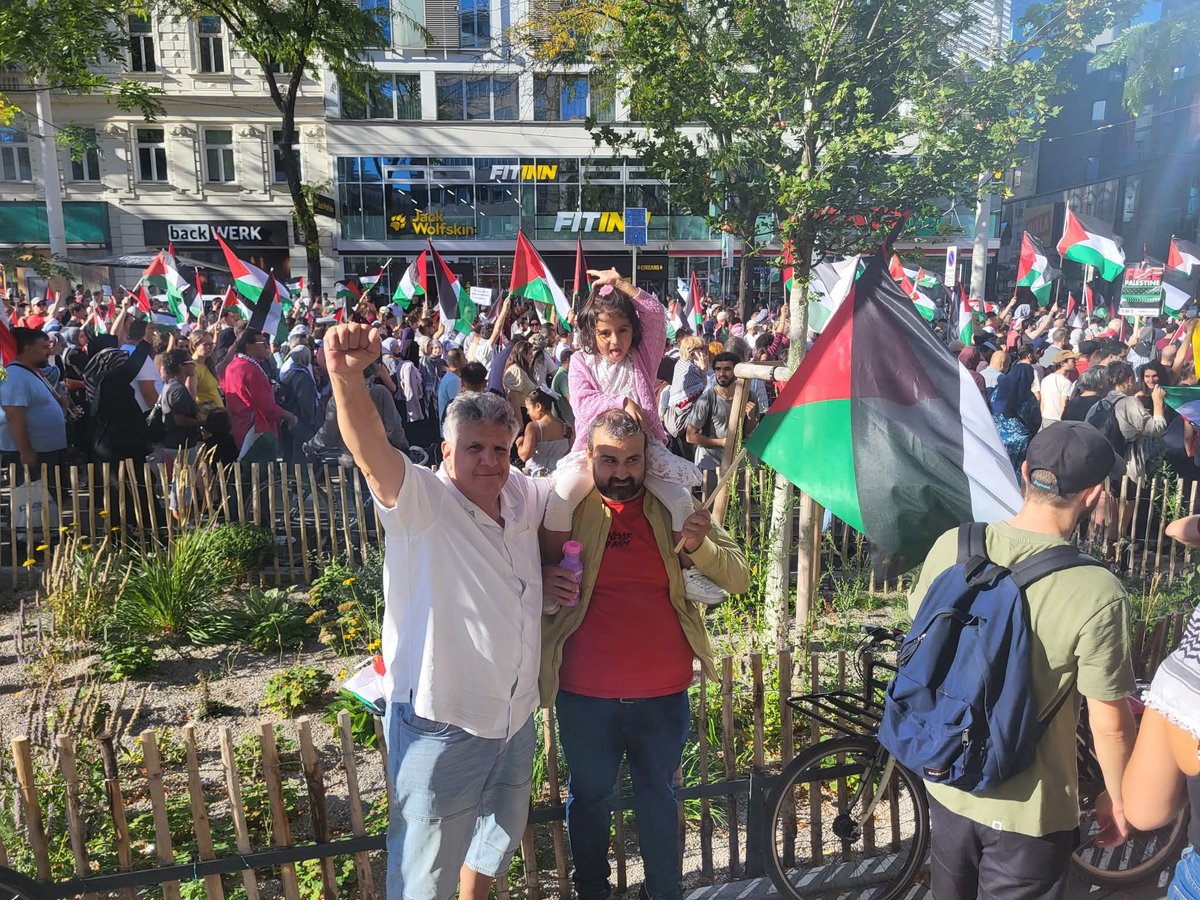 alam_mohamed's tweet photo. شهدت فيينا أكبر مظاهرة حتى الآن من أجل فل  س طين وضد الإبادة الجماعية في غ. ز. ه  ووفقًا لتقديرات متحفظة، شارك 20 ألف شخص من مختلف شرائح المجتمع احتجاجًا على القتل الوحشي والممنهج للمدنيين. شكرًا لكِ يا فيينا. https://t.co/sUyhMUpvcW