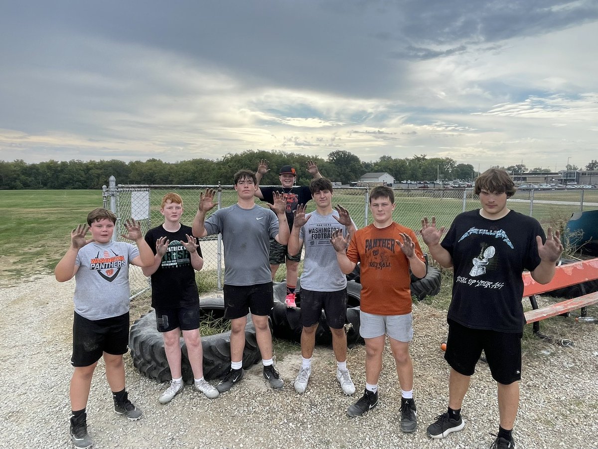 CoachCrouchHOF's tweet photo. Hawgs and Dawgs getting their hands dirty and improving every time! #workhorses #linemantraining https://t.co/RtCsJ0RuqC
