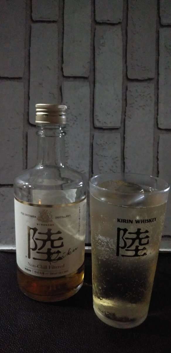 9639ryo's tweet photo. 日曜(9/14)のウヰスキー
#陸 新になってフルーティーさが増したHB、#TEACHERS 飲み慣れて煙感より甘さが先に🐴 #BLACKBUSH 程良い甘めのスッキリHB、#JACKDANIELS ロックは青春の味(20代前半、月2本は呑んでた時期が😅)、#MakersCASKSTRENGTH 度数高いからまったりゆっくり楽しむ👍 https://t.co/fVcgMW7mch