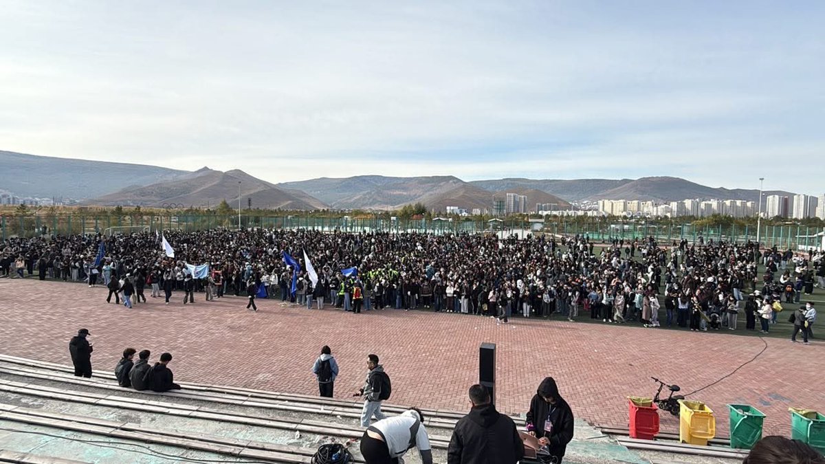 10 мянган хүүхэд, залуус сайн дураараа нэгдэж Туул гол дагуу өчигдөр бүрэн цэвэрлэгээ хийжээ. 
Зөв, чухал үйл хэргийн төлөө босоод ирдэг, оролцоод явдаг бүтэн үе гарч ирлээ. Бидэнд зөв залбаас их хүч байнаа 💪🇲🇳