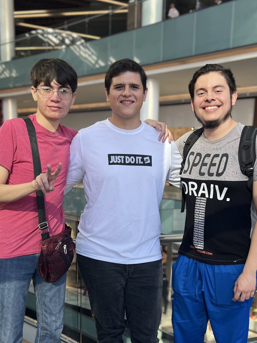 Día de viaje a Monterrey y de paso pasé un rato con Veyron (que apenas hoy lo conocí) y con Kevo, agradable rato previo a boda