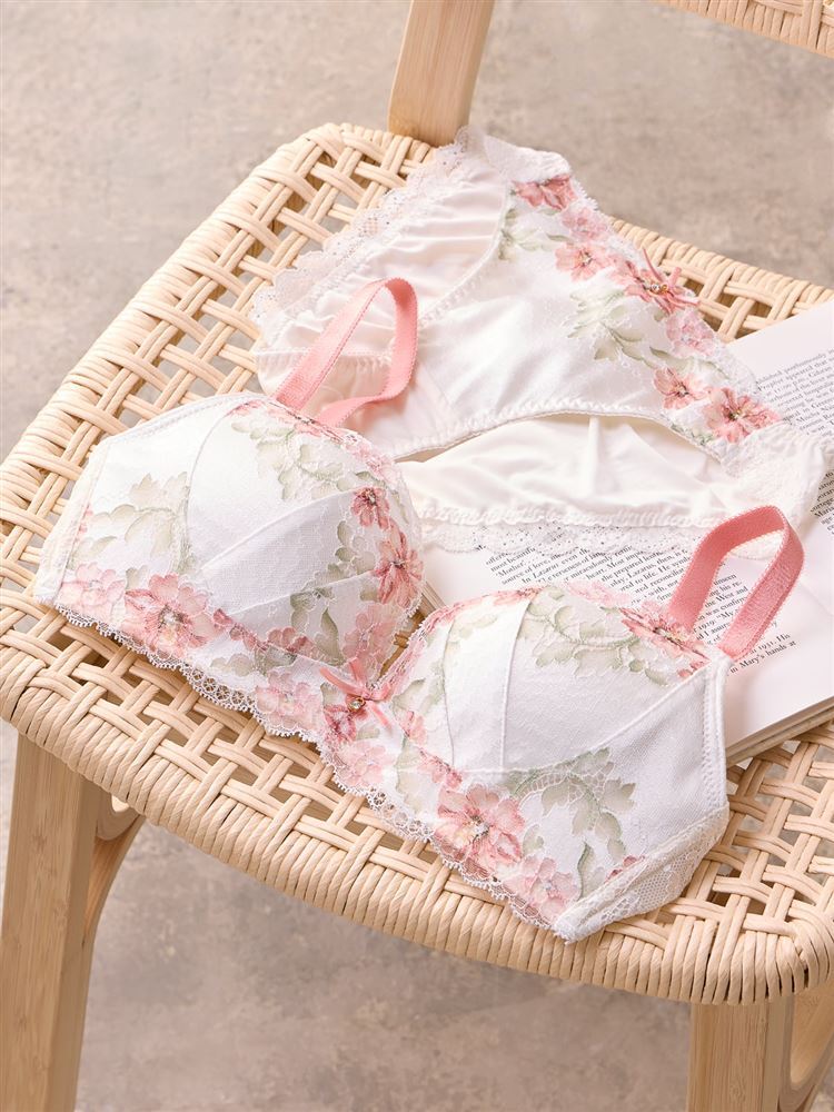 ぎゅな☺︎ 育乳ブラに 新作登場 𓂃 𓈒𓏸 𓋜 . * 花柄で魅せる、大人の装い