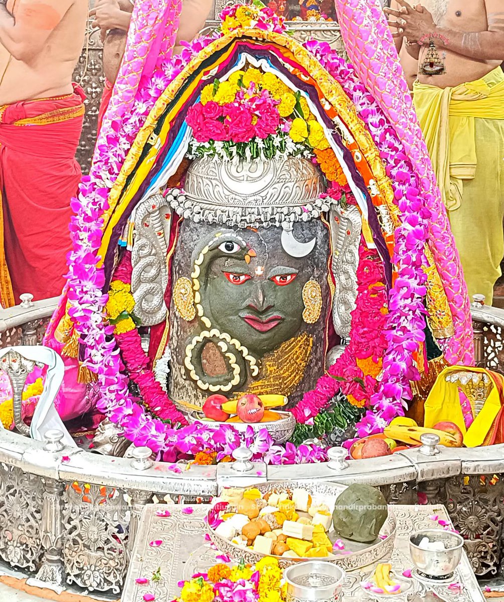 AlokTiwari9335's tweet photo. श्री महाकालेश्वर ज्योतिर्लिंग जी के आज के भस्म आरती श्रृंगार दिव्य व अलौकिक दर्शन 21.09.2025

बोलो जय श्री महाकाल 🙏🚩 https://t.co/PrH4Z0al6f