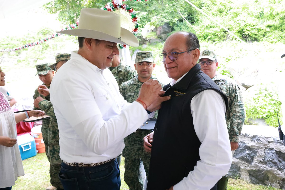 Hoy estuve presente junto al gobernador <a href="/armentapuebla_/">Alejandro Armenta</a> en la cabalgata cívico-militar “Fiestas Patrias”, realizada en el municipio de Atlixco, en conmemoración del 215 aniversario de la Independencia de México. 🇲🇽🐎

Participamos junto a mandos militares, así como charros y