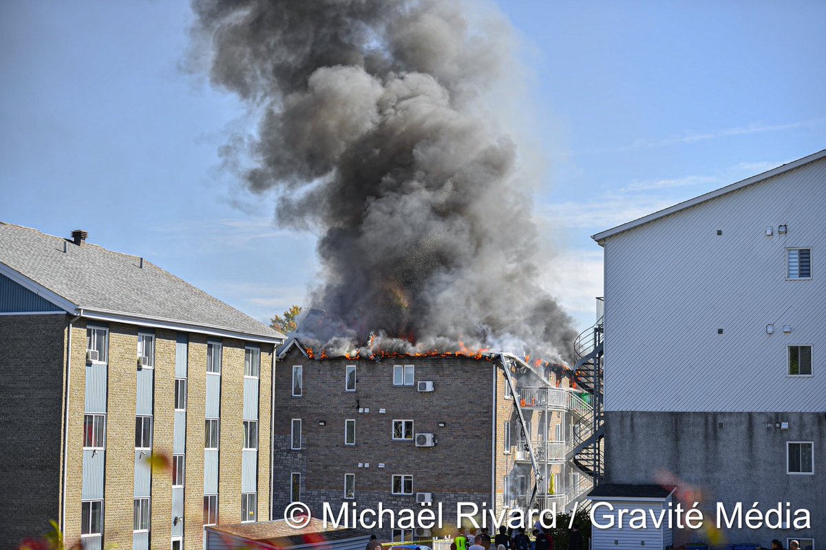 Un incendie majeur a fait rage dans un bâtiment de la rue du Carré Richelieu à Châteauguay en début d’après-midi. Le feu, qui a pris naissance au 4ᵉ étage, s’est rapidement propagé jusqu’au toit. Aucun blessé n’a été déclaré.