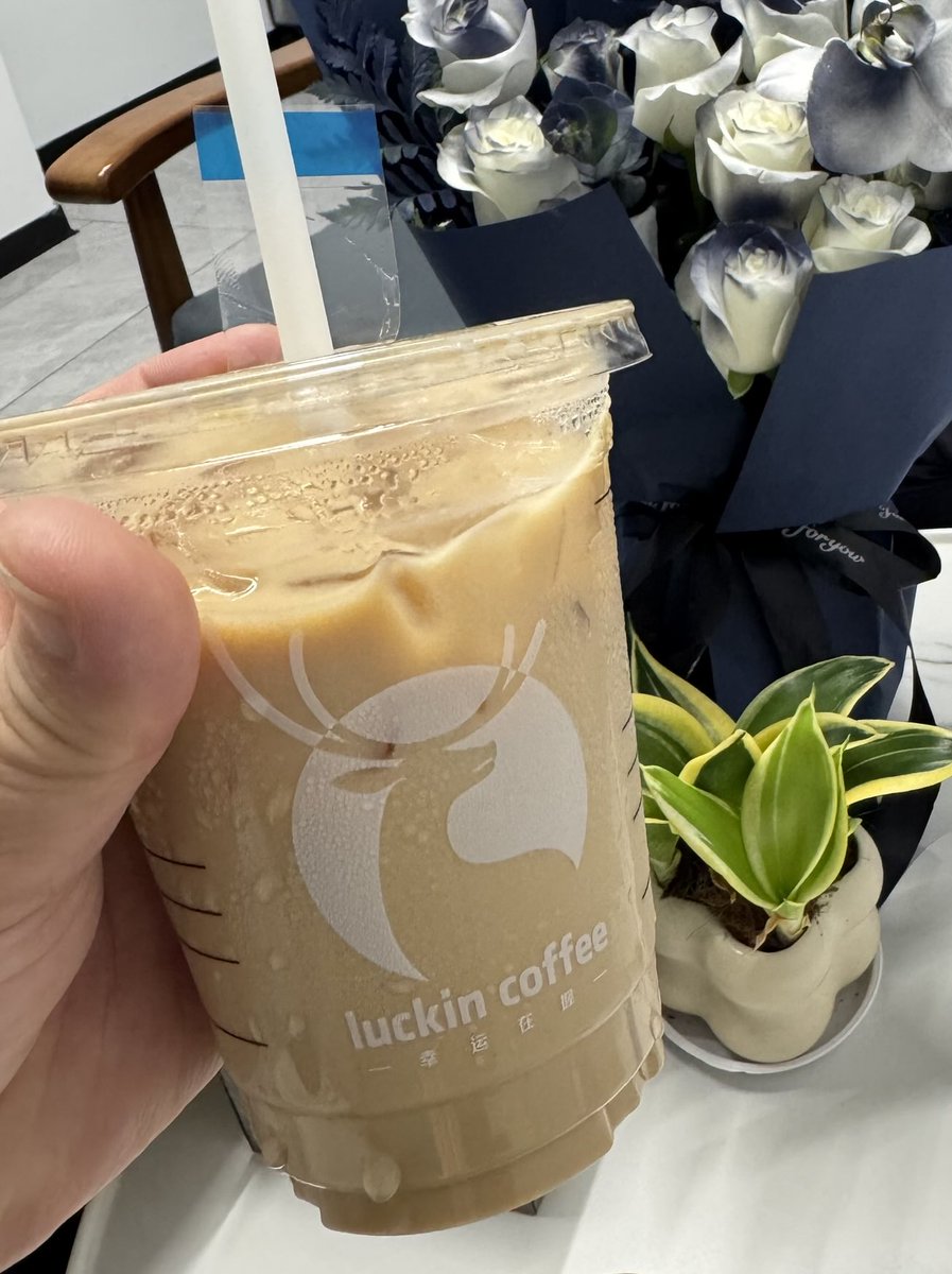 pacoparkcomplex's tweet photo. 広州の取引先で出されたluckin coffeeに滞在中大ハマり　帰国後でもAlipayにバンバンクーポン来る。また飲みたいな https://t.co/DS4CYMsLaR