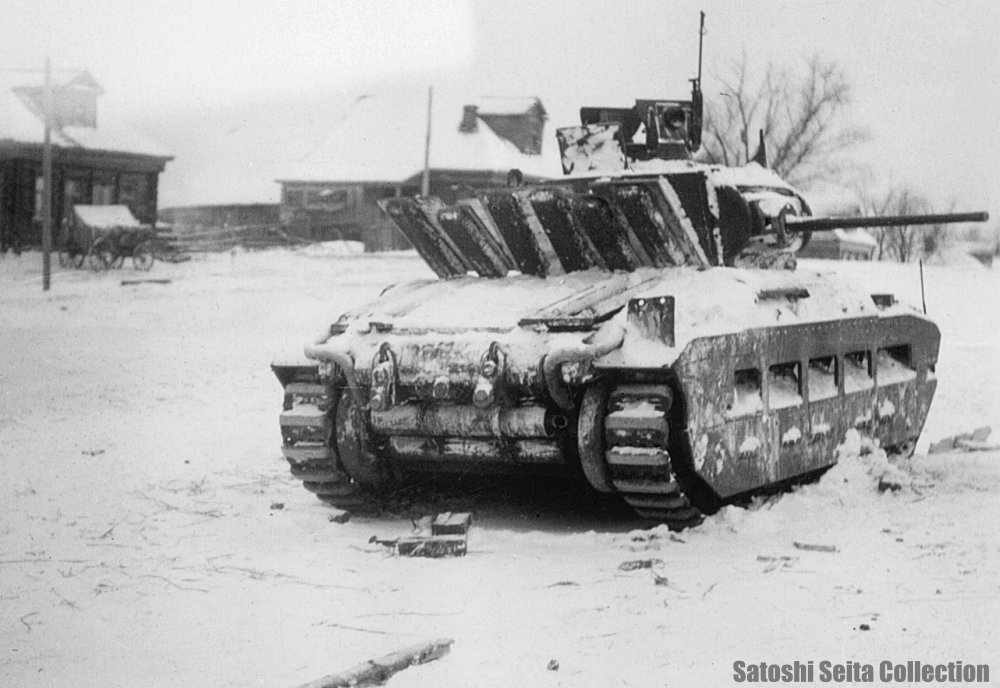 擱座したソ連軍所属の マチルダ II 歩兵戦車。車体上にフィン・ファンネルを展開している様に見えるが、これは開いたエンジンカバー。
北アフリカ戦線では "Queen of the Desert" と呼ばれた マチルダ II、遥かロシアの地で眠りに付きて雪降り積む。
Matilda Tank
