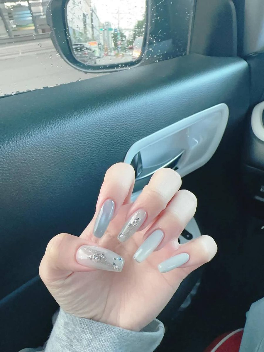 Stellar_r2's tweet image. このネイル…今日の夕食までもつかどうか怪しいなぁ🍴💅
#リアルな日常 #ネイルのかけら