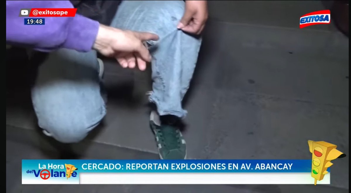 #URGENTE Policía en nuevas muestras de represión y violencia disparan perdigones contra reportera y camarógrafo de Exitosa. El equipo de prensa reportaba cuando la policía detenía a un manifestante frente a la sede del Ministerio Público. No a la impunidad de estos actos.