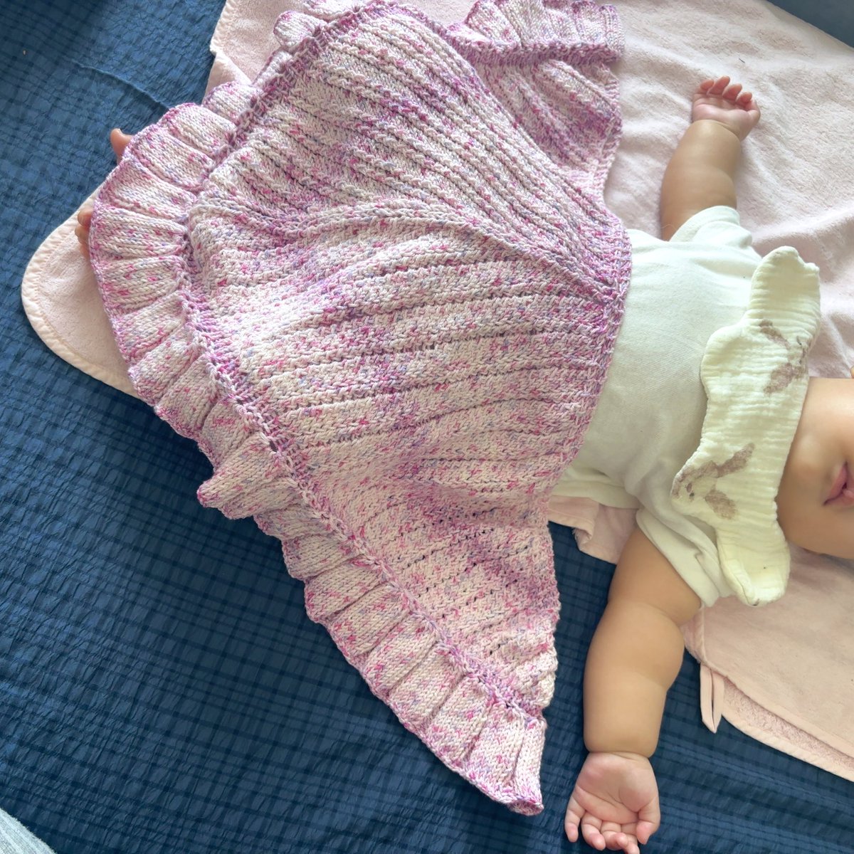 neruru______'s tweet photo. カンパネラショール完成✨
涼しくなってきたし、👶🏻のひざ掛けにちょうど良いかも🥰 https://t.co/DBUMtbHPHC