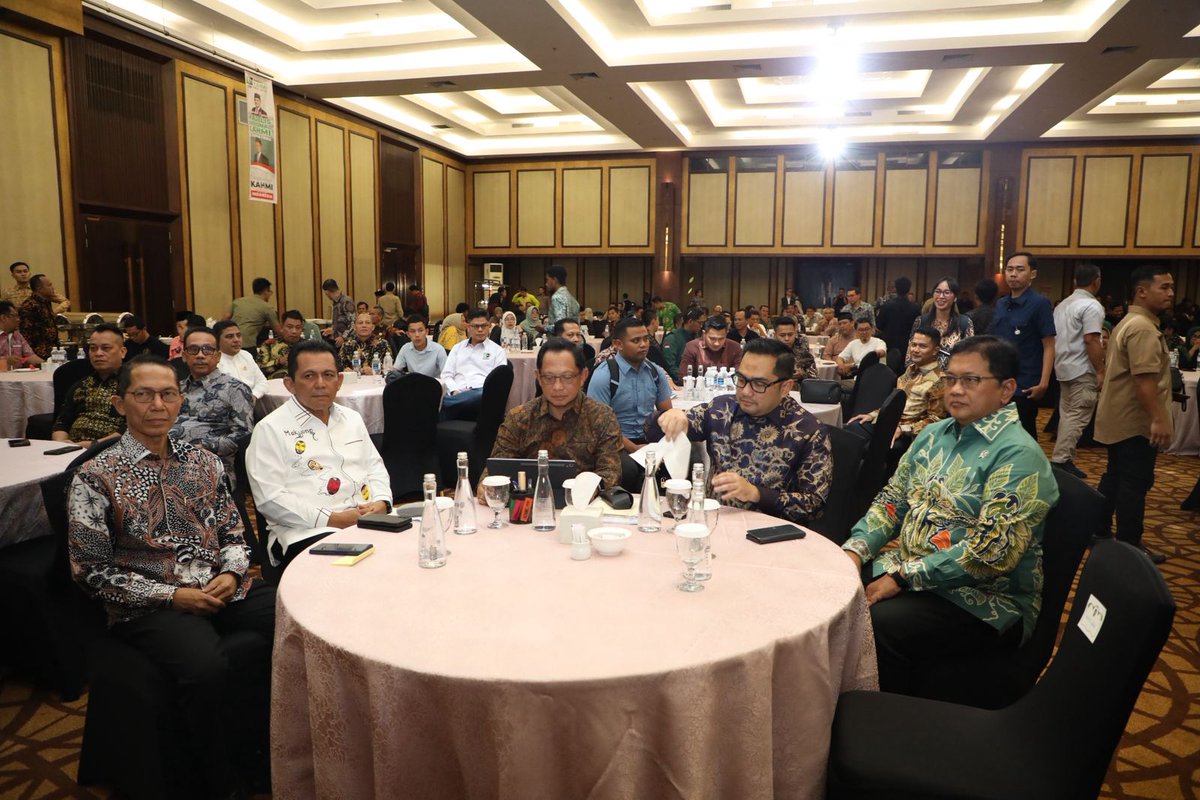 kemendagri's tweet photo. ๐ KAHMI, Motor Perubahan Indonesia Emas 2045
Menuju Indonesia Emas 2045, Mendagri Tito Karnavian ajak KAHMI jadi motor perubahan. Saatnya melahirkan gagasan & aksi nyata untuk bangsa yang lebih kuat dan maju!
#IndonesiaEmas2045 #KAHMI #AgentOfChange #Kemendagri #BangsaMaju https://t.co/iQNTzycDQ7