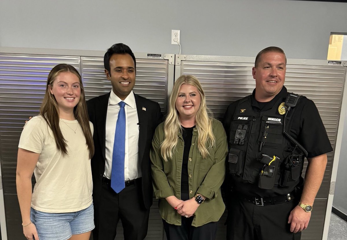 VivekGRamaswamy's tweet photo. We won’t forget our once-forgotten small towns. So grateful for the warm welcome at the Jackson Apple Festival. Incredible way to finish our Saturday across Appalachian Ohio. https://t.co/rgKOIFG7Wi