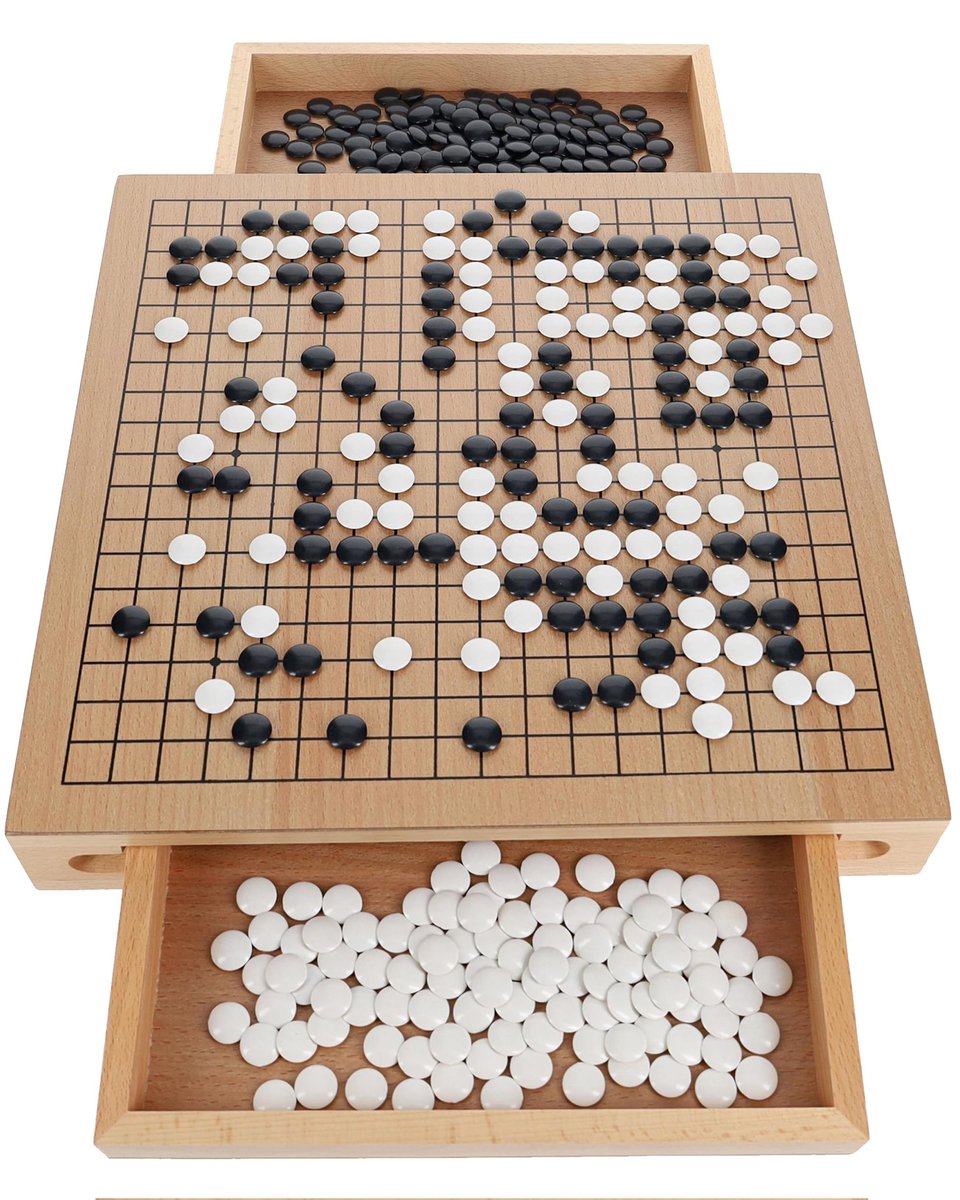JurgenSpiess's tweet photo. @TheHeuwi Ich hab kein 3D-Sehen und da sind Brettspiele mit wenig Erfolg gekrönt: Beim #Schach hat mich Vater vorgeführt, bei #Halma hat mich die Schweter geledert und bei #Backgammon zieht mich meine Frau übern Tisch. #Go hab ich schon garnicht probiert

Mein Ding: Kartenspiele ♣️♠️❤️♦️ https://t.co/vvYF7sfn4U
