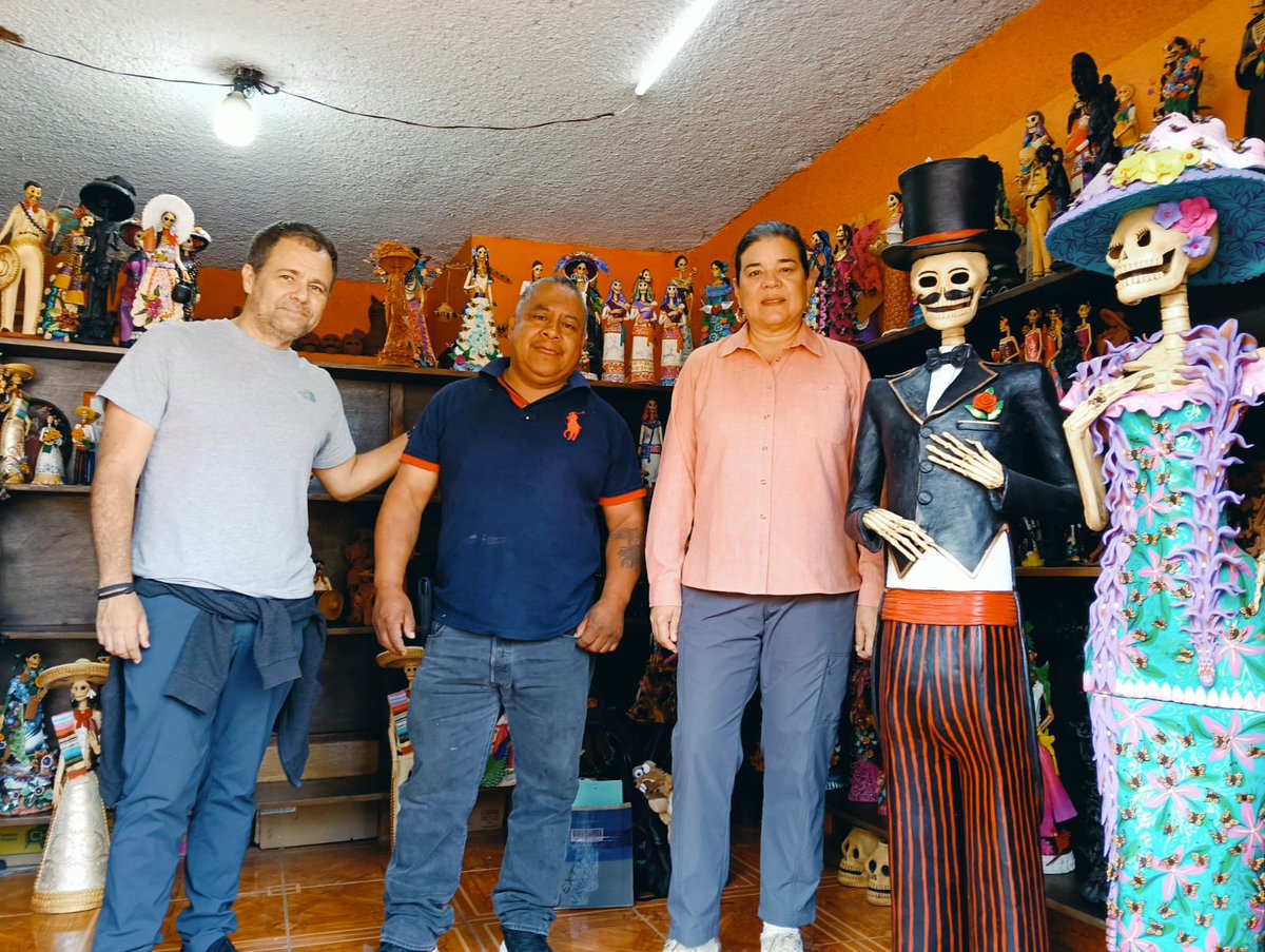Fonart_mx's tweet photo. #Fonart acompaña a las artesanas y artesanos en acopio y levantando el diagnóstico. Más de 700 talleres de artesanos realizan trabajos de alfarería punteada y barro 🏺, objetos manualmente trabajados con herramientas sencillas, vínculos con la cultura y la identidad de la región. https://t.co/wvllipu3ux