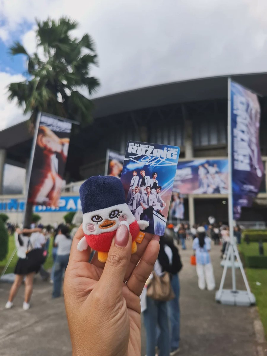 Jiraapp's tweet photo. น่ารักแบบมาก ๆๆๆ
#RIIZINGLOUD_IN_BANGKOK https://t.co/YUJ2e7DefX
