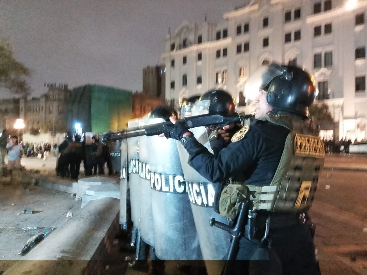 keikonova2026's tweet photo. 🚨 La PNP dispara a matar en Plaza San Martín.
Keiko, Presidenta en la sombra ordena la represión.
Decenas de heridos con perdigones.
Mañana seguimos en las calles ✊ #FueraSantivañez #Justicia #Seguridad #21set #MarchoPorElPerú https://t.co/2x7tscbJdo