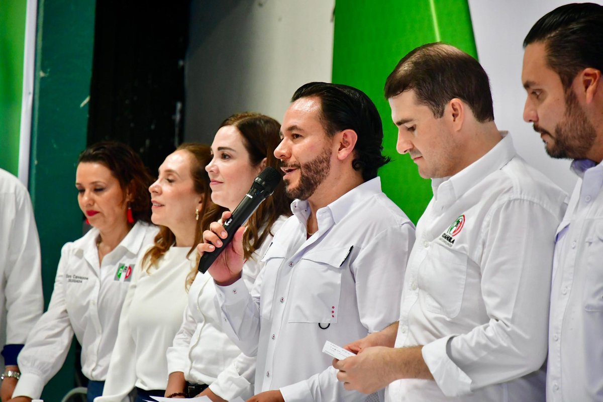 ¡Cerramos con broche de oro en la región! 🔥
En #Monclova, junto a Don Carlos Robles, el primer priista de la ciudad <a href="/carlosvpmva/">Carlos Villarreal P</a> y nuestra militancia, tomamos protesta a la nueva dirigencia.
Felicidades a Roberto Plata y Glenda Suárez quienes ahora asumen el cargo. 🟢⚪️🔴