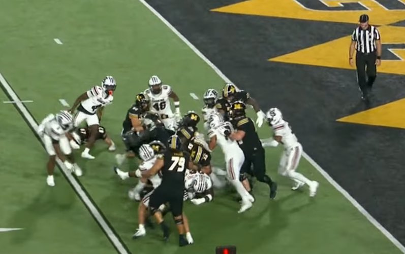 Blutman27's tweet photo. Ahmad Hardy scored on this play hahahaa FREAK https://t.co/p1upCh3rqV