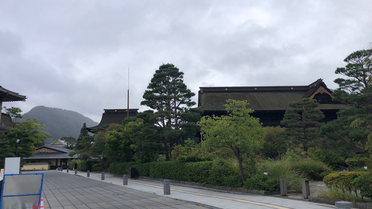 時々霧雨に濡れながら・・・犀川を渡って長野市南部 川中島～千曲川も渡って松代町～川沿いに須坂市～再び千曲川を渡って善光寺、自転車でぐるり43Km。

雨に洗われヒンヤリした空気の中、赤く染まったリンゴから甘い匂いが漂っていました。
稲刈りを終えた田にはハゼかけの稲穂。

最低気温18.3℃。