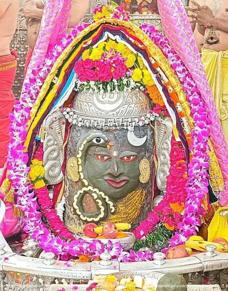 ॐजय श्री बाबा महाकाल जीं,ॐ नमःपार्वती पतये,हर हर महादेव,ऊँ नम: शिवाय:आपका दिन शुभ, मंगलमय व कल्याणकारी हो स्वयंभू दक्षिणमुखी राजाधिराज मृत्युलोकाधिपति भूतभावन अवंतिकानाथ बाबा श्री महाकालेश्वर भगवान के ज्योतिर्लिंग रूप में
उज्जैन से भस्म आरती श्रृंगार दर्शन ,21/09/2025, रविवार