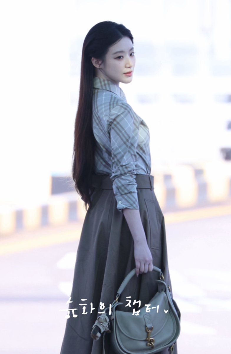 chapter_ysh's tweet image. 250921

BURBERRY🤎

#아이들  #여자아이들 #GIDLE #IDLE  
#슈화 #SHUHUA #舒華