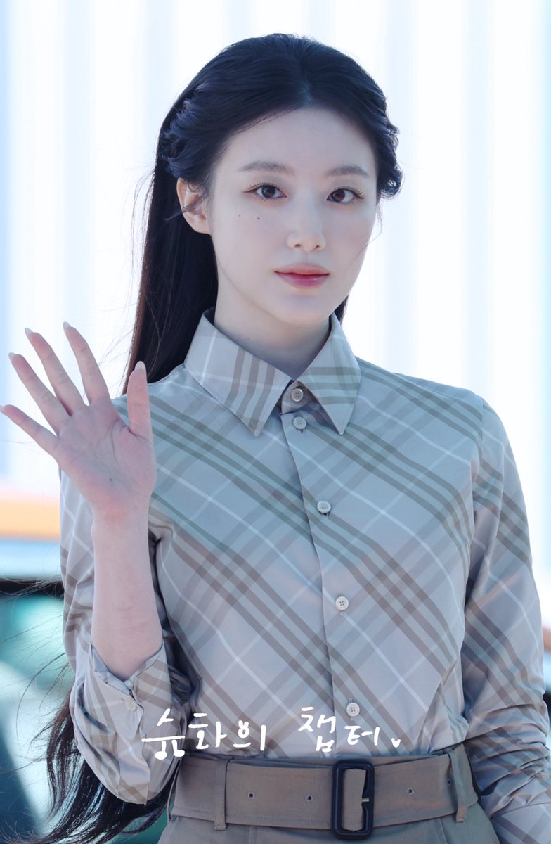 chapter_ysh's tweet image. 250921

BURBERRY🤎

#아이들  #여자아이들 #GIDLE #IDLE  
#슈화 #SHUHUA #舒華