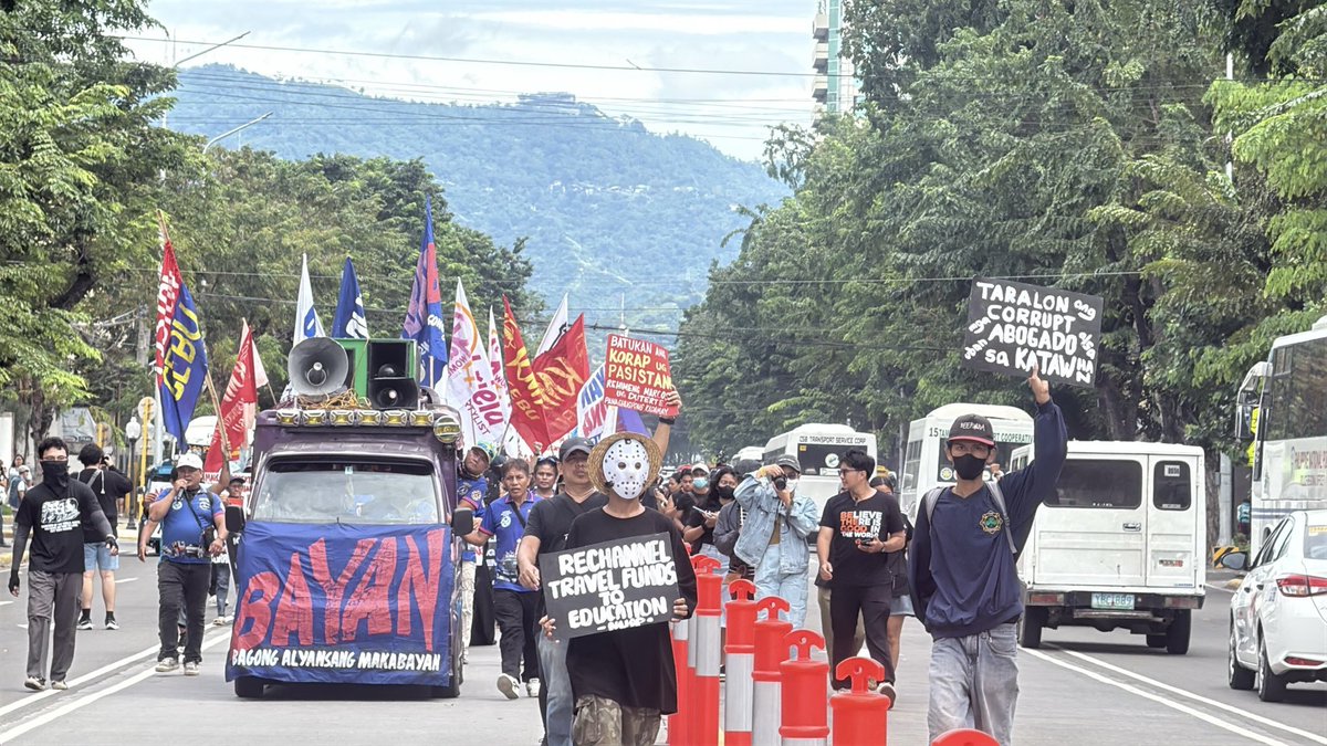 LOOK: A two-part protest kicks off today in Cebu City with progressive groups condemning corruption in the country. Almost a thousand participants marched down Osmeña Boulevard and will continue to Colon Street. | via <a href="/feanneperez/">Annie Perez</a>
