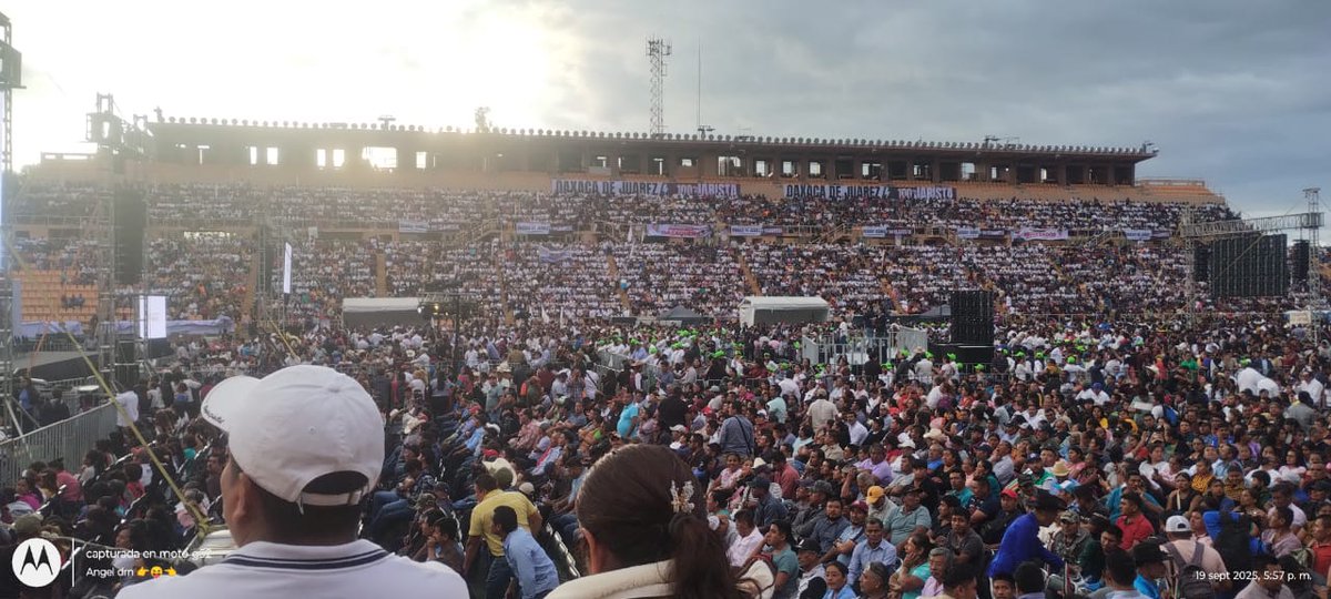 FelipeChazarez's tweet photo. Las y los oaxaqueños, recibimos con mucho amor a nuestra presidenta de México @Claudiashein para ser testigos de su primer informe de gobierno. Una mujer que le cumple al pueblo con #resultados #trabajo #proyectos y #transformación. https://t.co/Hd4lzrsnaE
