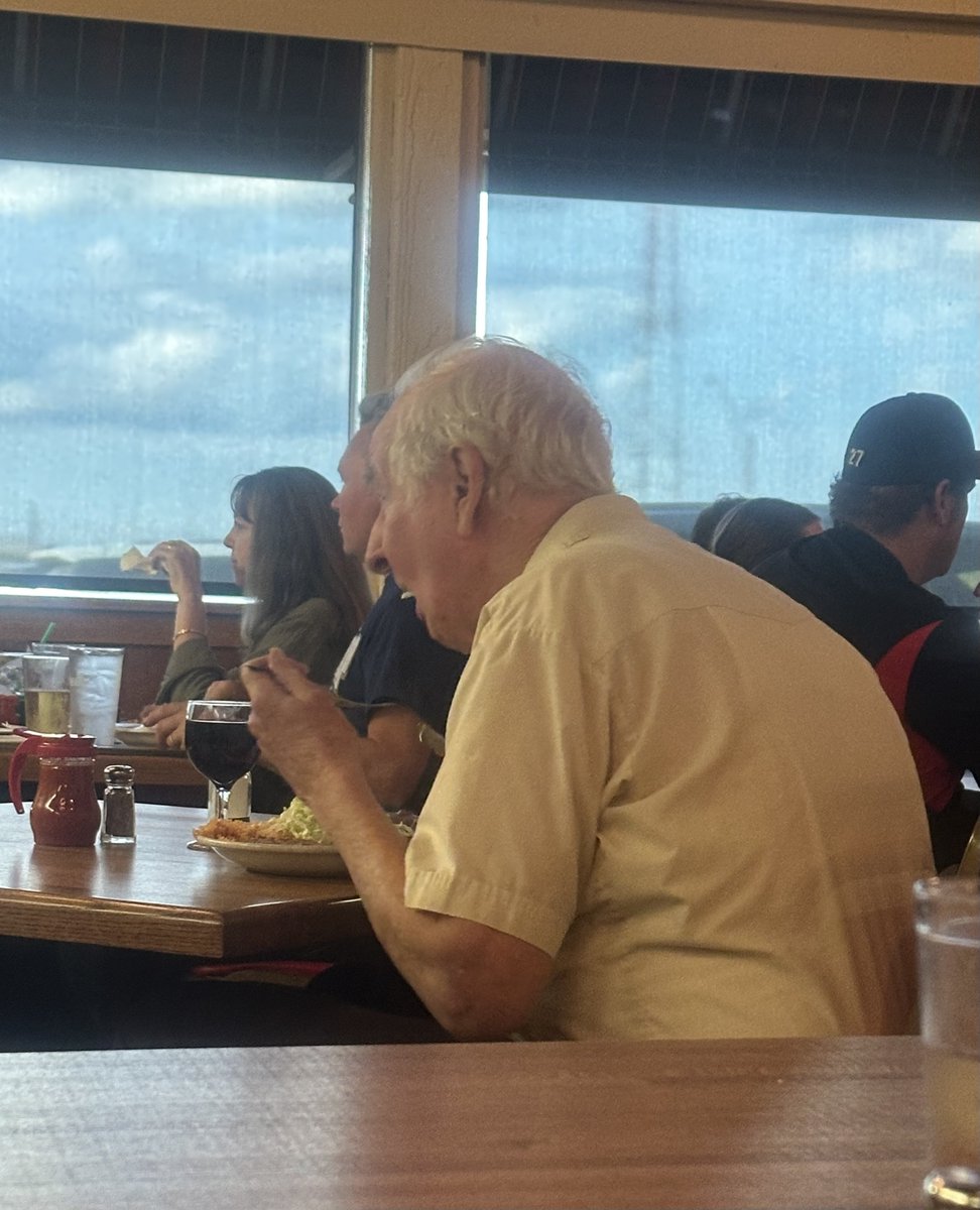 ali_kamper's tweet image. So I have this unusual love for elderly people, like I actually I cry when I see cute little elderly couples in public🥰 Tonight I was with my family at dinner when the cutest man walked in all by himself and sat down😪
We all knew we just had to pay for his dinner🥰#payitforward