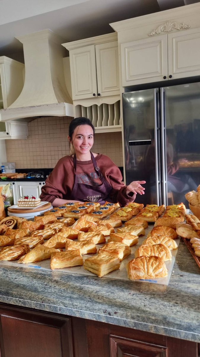 cookingtalk1's tweet photo. บรรยากาศคลาสเรียน PUFF PASTRY วันนี้
พายชั้น พายกรอบ ทาร์ตไข่ มิลเฟย์ เหมารวมมาอยู่ในคลาสนี้เลยจ้า  🥳 https://t.co/4SOLCzPVRQ