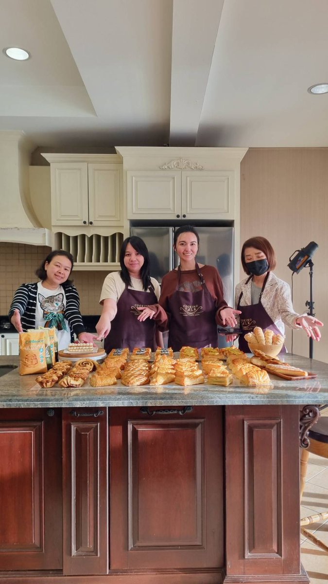 cookingtalk1's tweet photo. บรรยากาศคลาสเรียน PUFF PASTRY วันนี้
พายชั้น พายกรอบ ทาร์ตไข่ มิลเฟย์ เหมารวมมาอยู่ในคลาสนี้เลยจ้า  🥳 https://t.co/4SOLCzPVRQ