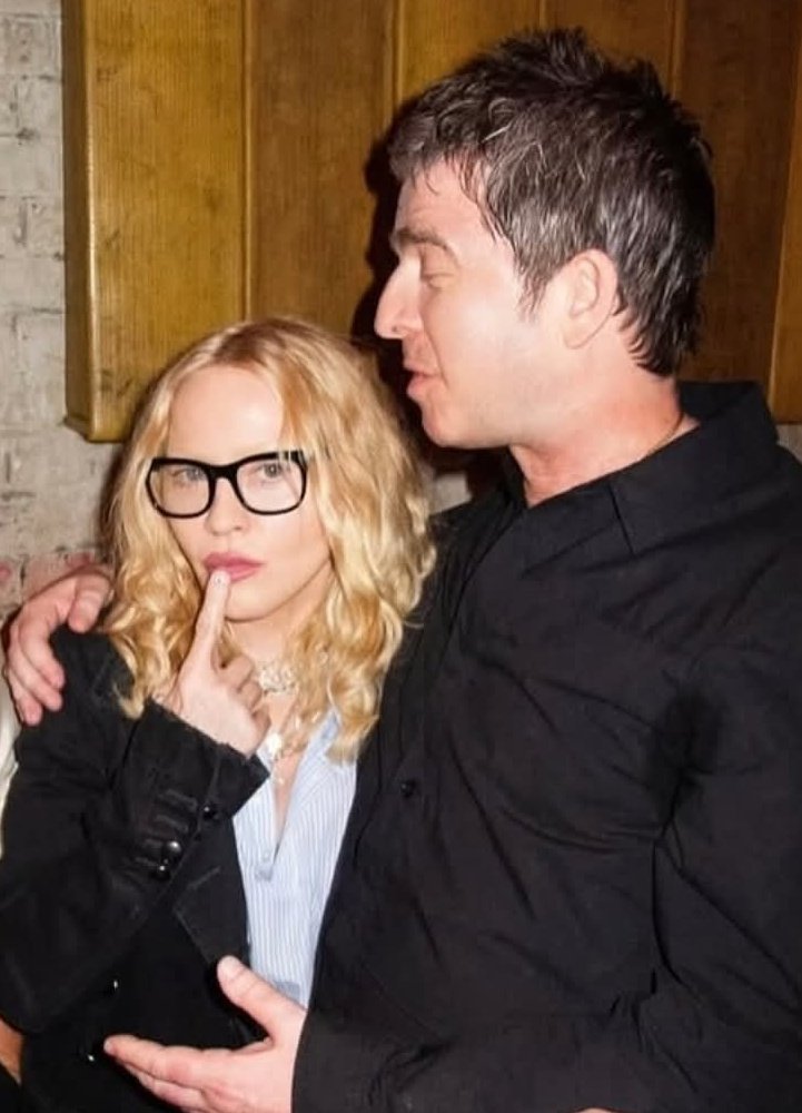 oasisworld_'s tweet image. NOEL GALLAGHER SPOTTED  WITH MADONNA AT CHILTERN FIREHOUSE LAST NIGHT 

#OasisLive25 
#LondonFashionWeek